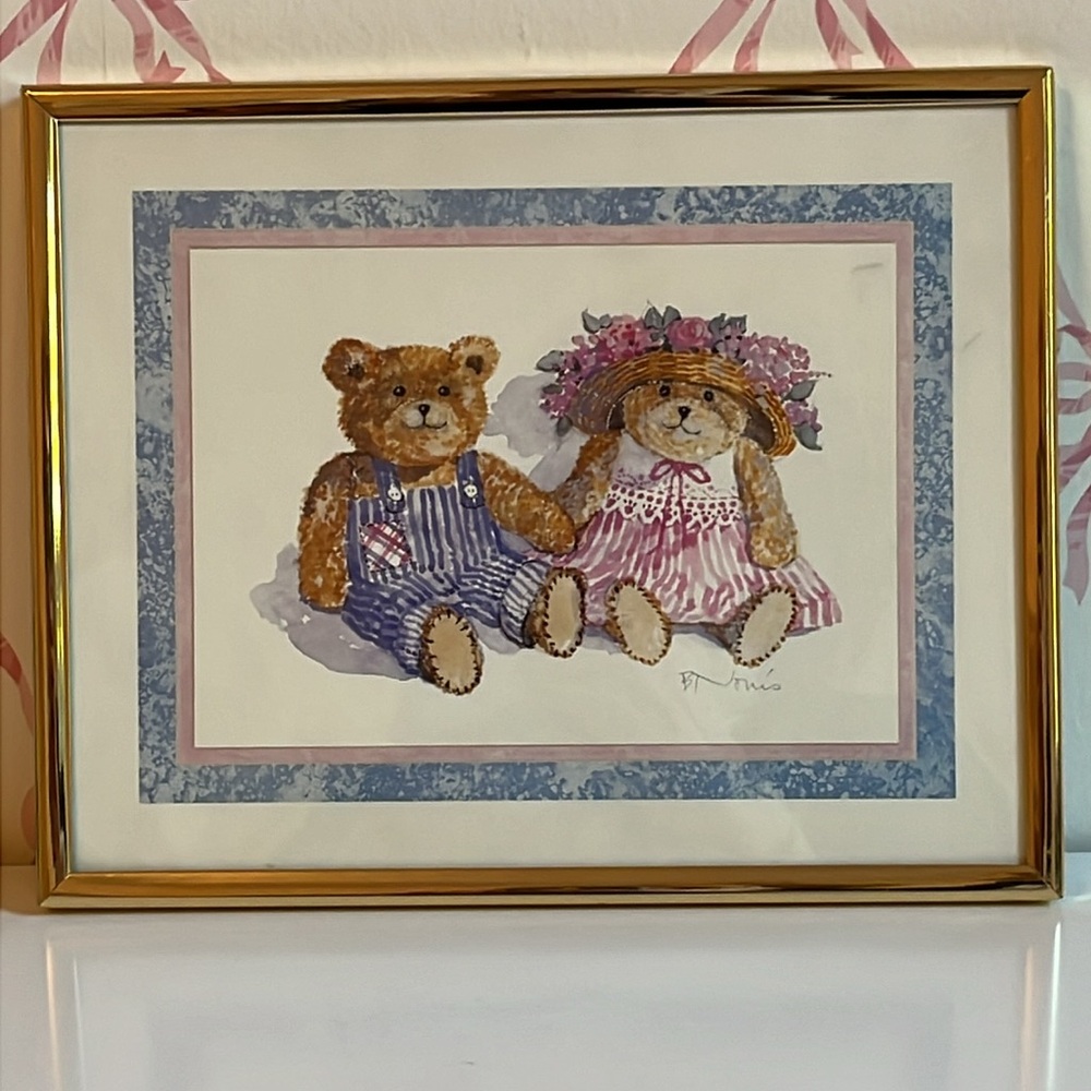 Adorable picture of two teddy bears